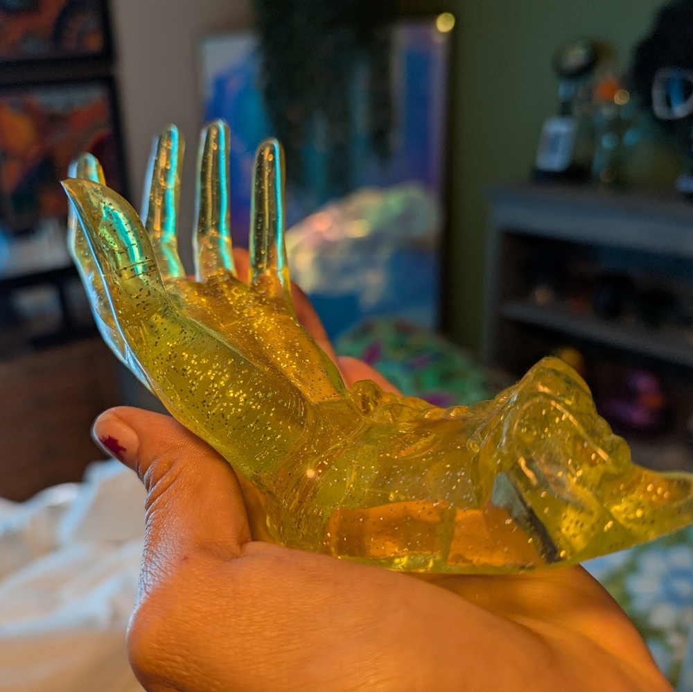 YELLOW GLITTER PLASTIC HAND - Picture 2 of 7